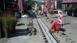 Stadtwerke Pfaffenhofen - Stadtwerke sanieren Sparkassenplatz in Handarbeit