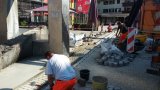 Stadtwerke Pfaffenhofen - Stadtwerke sanieren Sparkassenplatz in Handarbeit