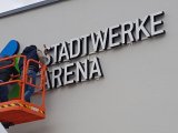 Stadtwerke Pfaffenhofen - Logo der Stadtwerke-Arena montiert