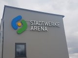 Stadtwerke Pfaffenhofen - Logo der Stadtwerke-Arena montiert
