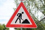 Stadtwerke Pfaffenhofen - Findlinge werden beim Umbau des Gerolsbachufers eingesetzt