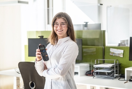 Annika Häßler mit einem Taschenrechner