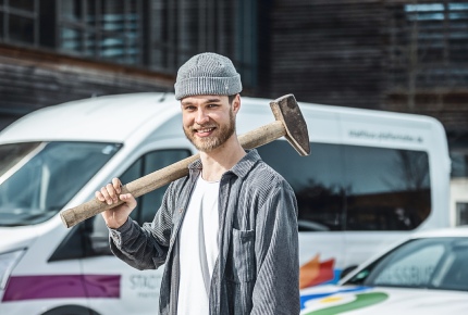 Matthias Stocker mit einem Vorschlaghammer